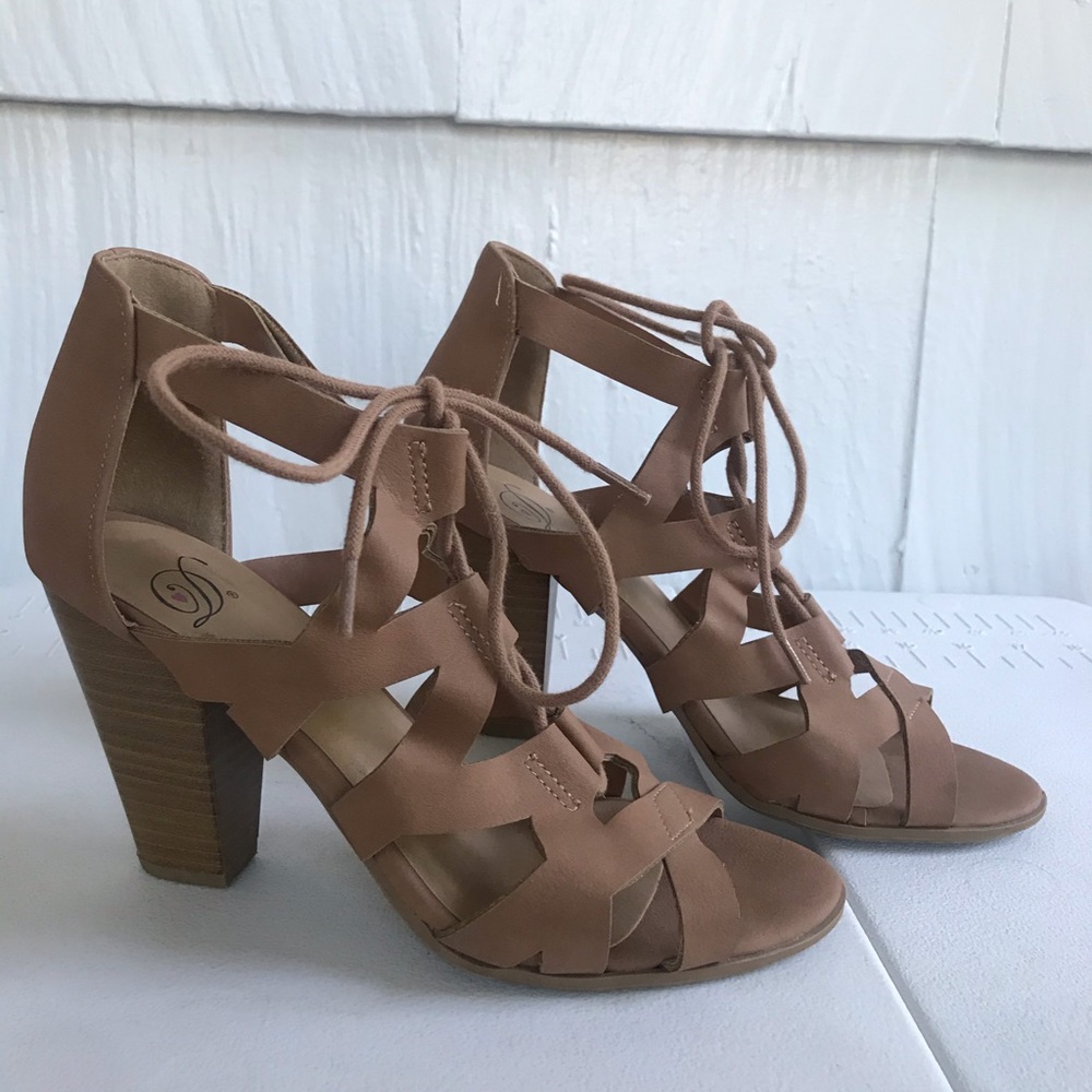 Size 6 tan heeled sandals